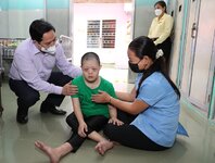 Thủ tướng Phạm Minh Chính: Chăm sóc các cháu tàn tật mồ côi tốt nhất có thể với tấm lòng của người mẹ, người cha