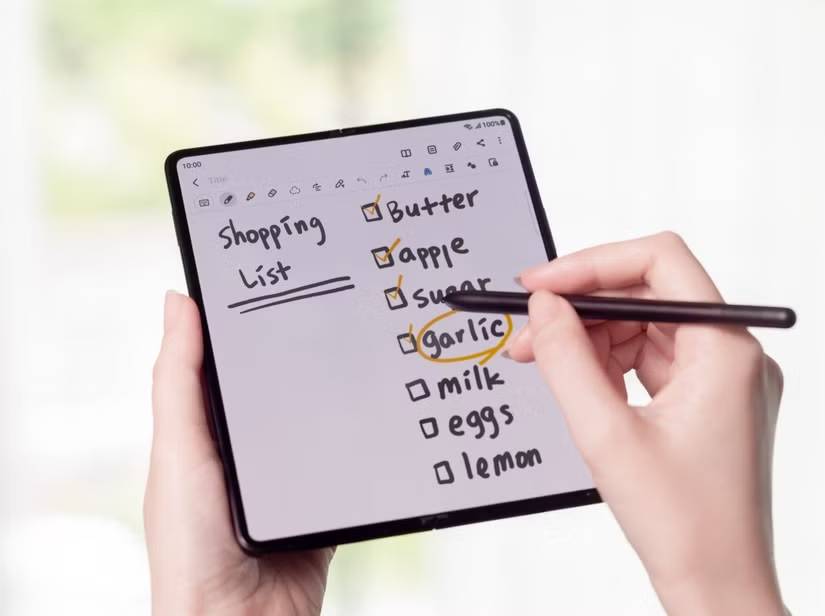 Samsung Galaxy Z Fold 3 với bút S Pen để ghi chú