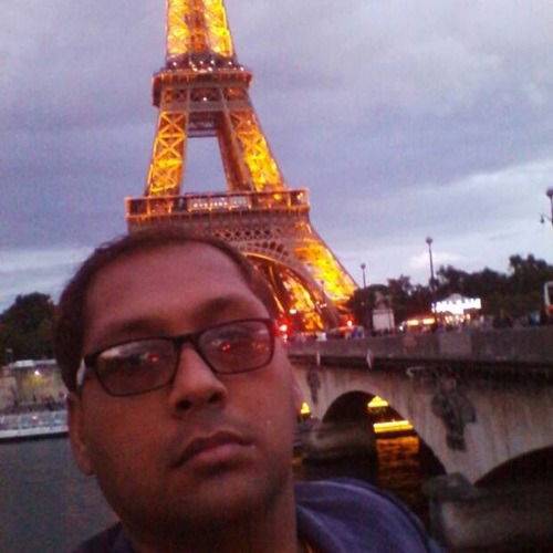 Một bức ảnh thật với phông nền là Tháp Eiffel có thể bị nhầm lẫn là ảnh do AI tạo ra.
