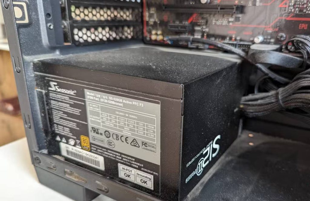 Bộ nguồn (PSU) bên trong một máy tính chơi game.