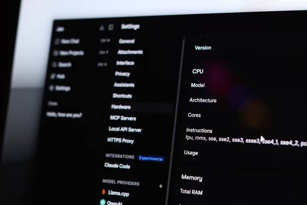 Jan và LM Studio được mở trên máy tính xách tay