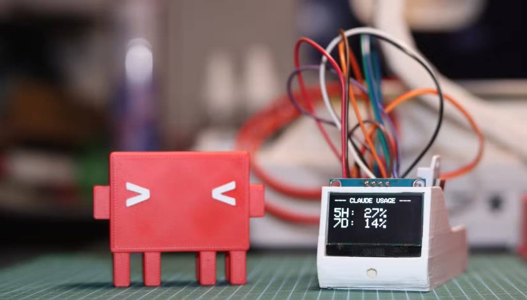 Bảng điều khiển ESP32 với màn hình OLED và linh vật Claude Code